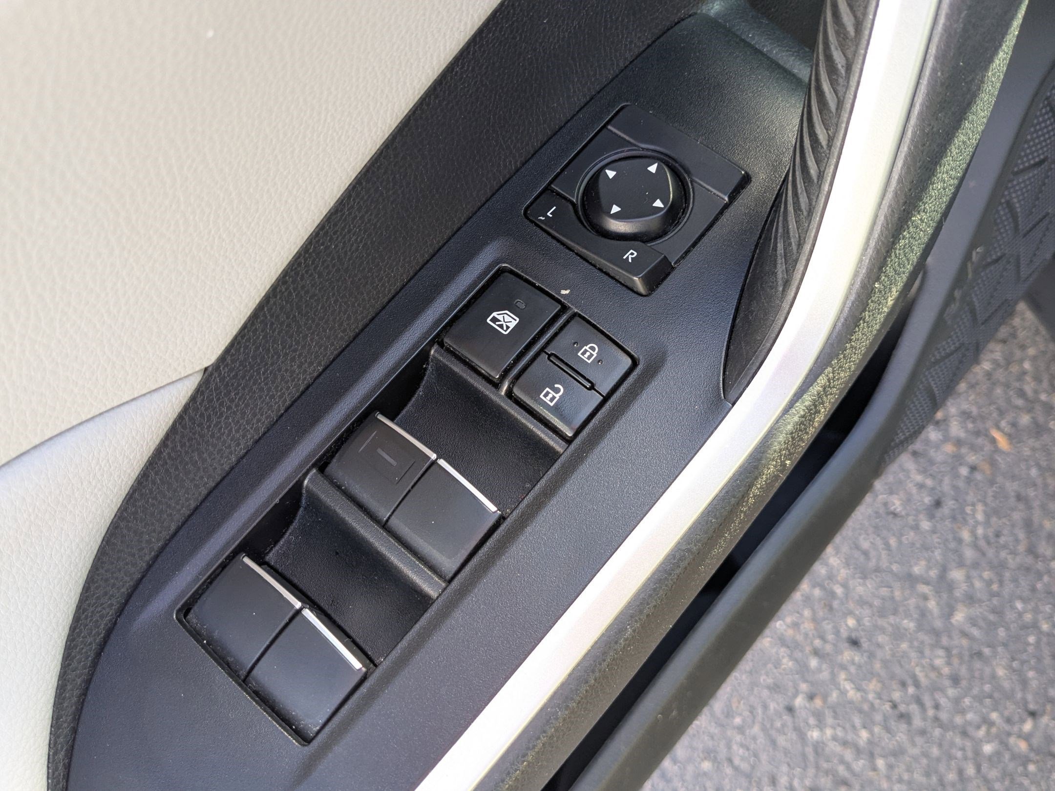 Used 2021 Toyota RAV4 XLE Premium image 15