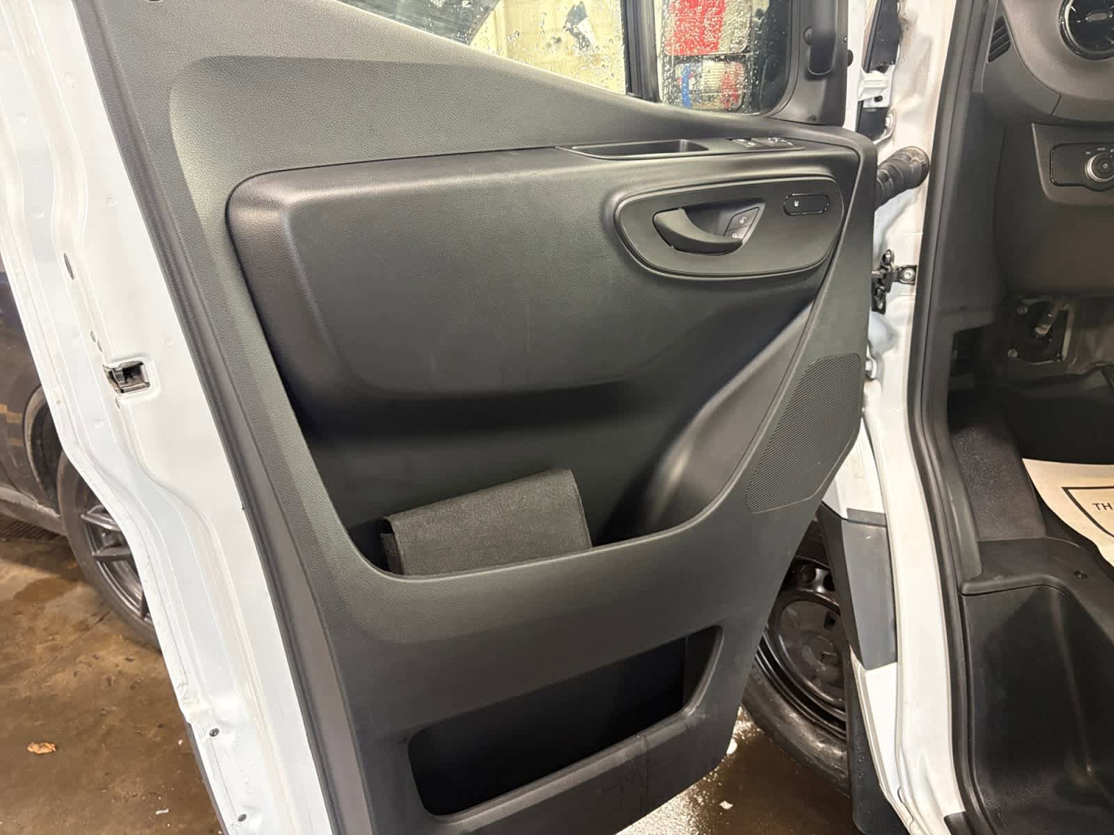 Used 2025 Mercedes-Benz Sprinter 2500 image 9