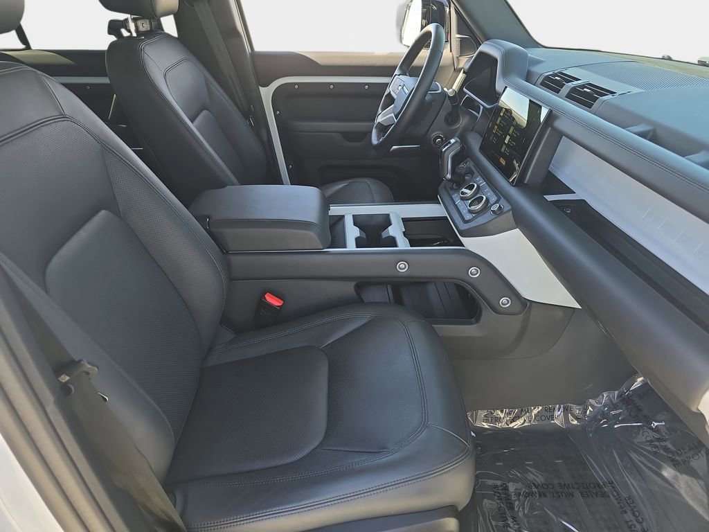 Used 2025 Land Rover Defender 130 X-Dynamic SE image 10