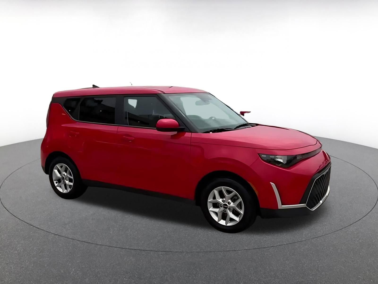 Used 2025 Kia Soul LX w/ LX Technology Package FWD image 2