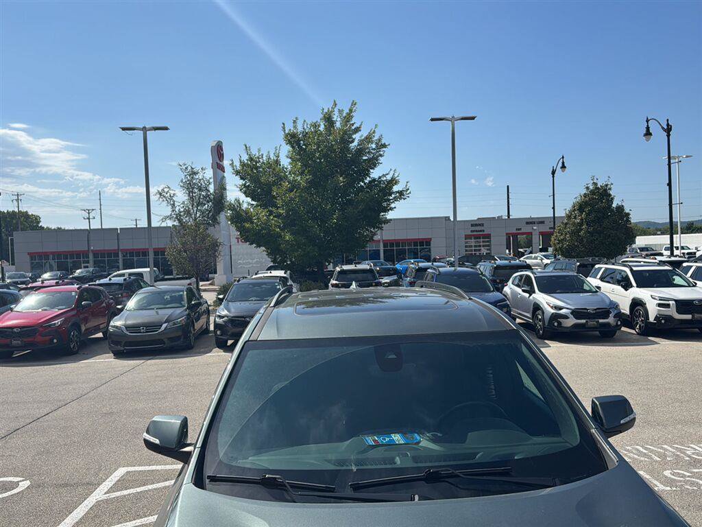 Used 2023 Chevrolet Traverse LT w/ LT Premium Package AWD/4WD image 5