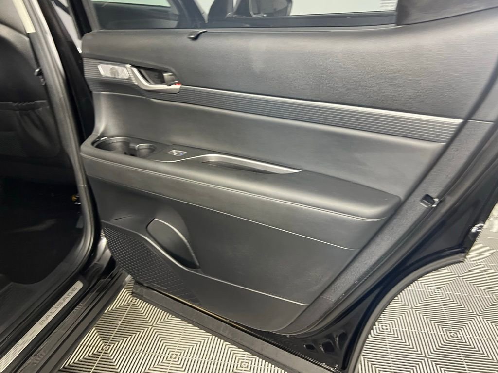 Used 2023 Hyundai Palisade Limited w/ Winter Package image 32