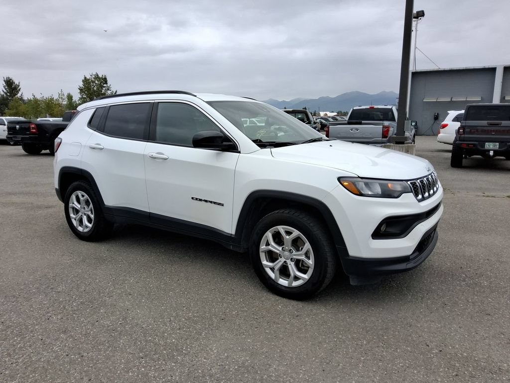 Used 2024 Jeep Compass Latitude AWD/4WD image 2