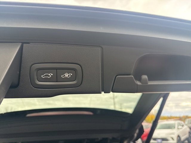 Used 2022 Volvo XC60 B5 Momentum w/ Climate Package image 37