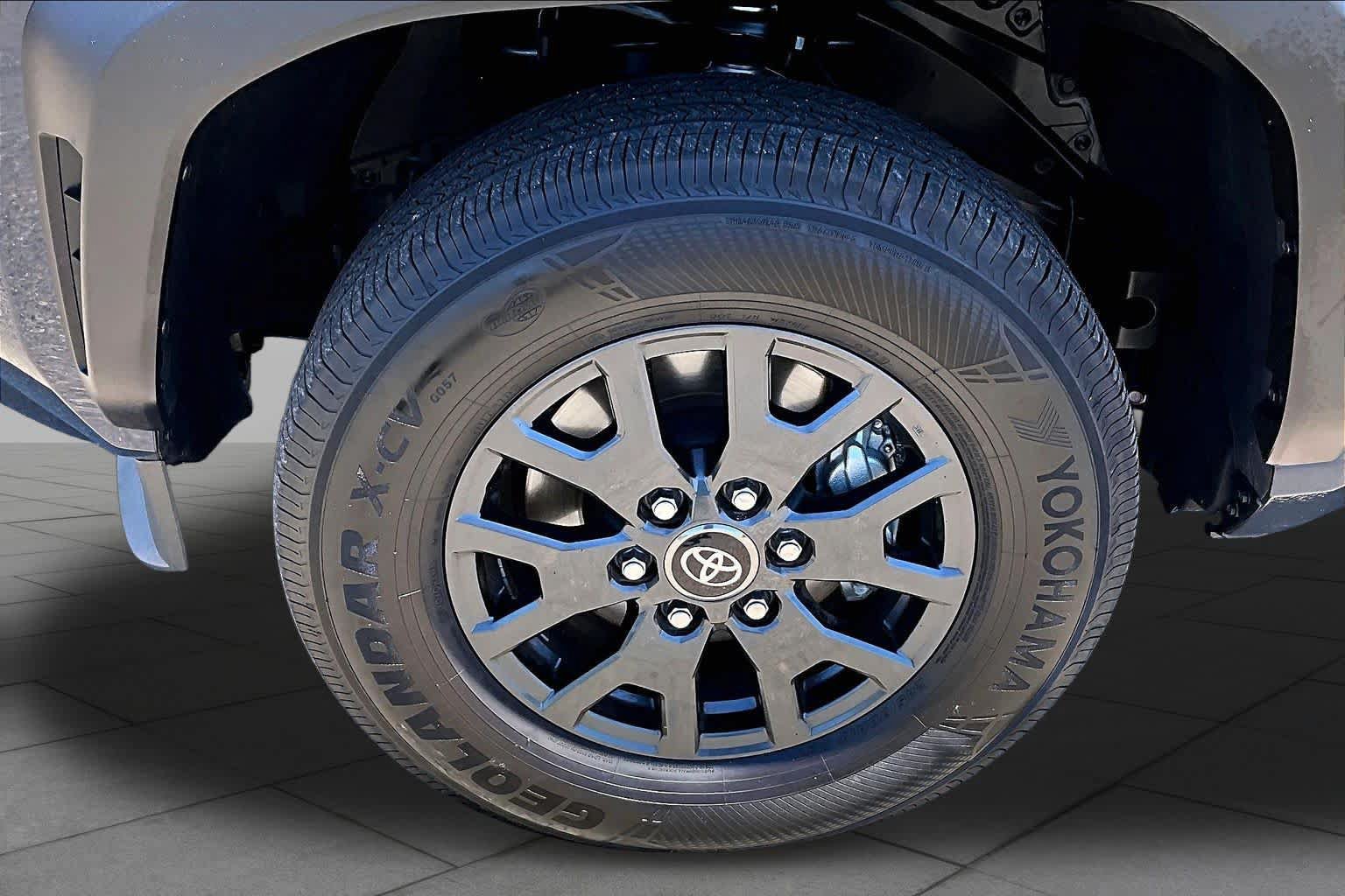 Used 2025 Toyota 4Runner SR5 AWD/4WD image 10