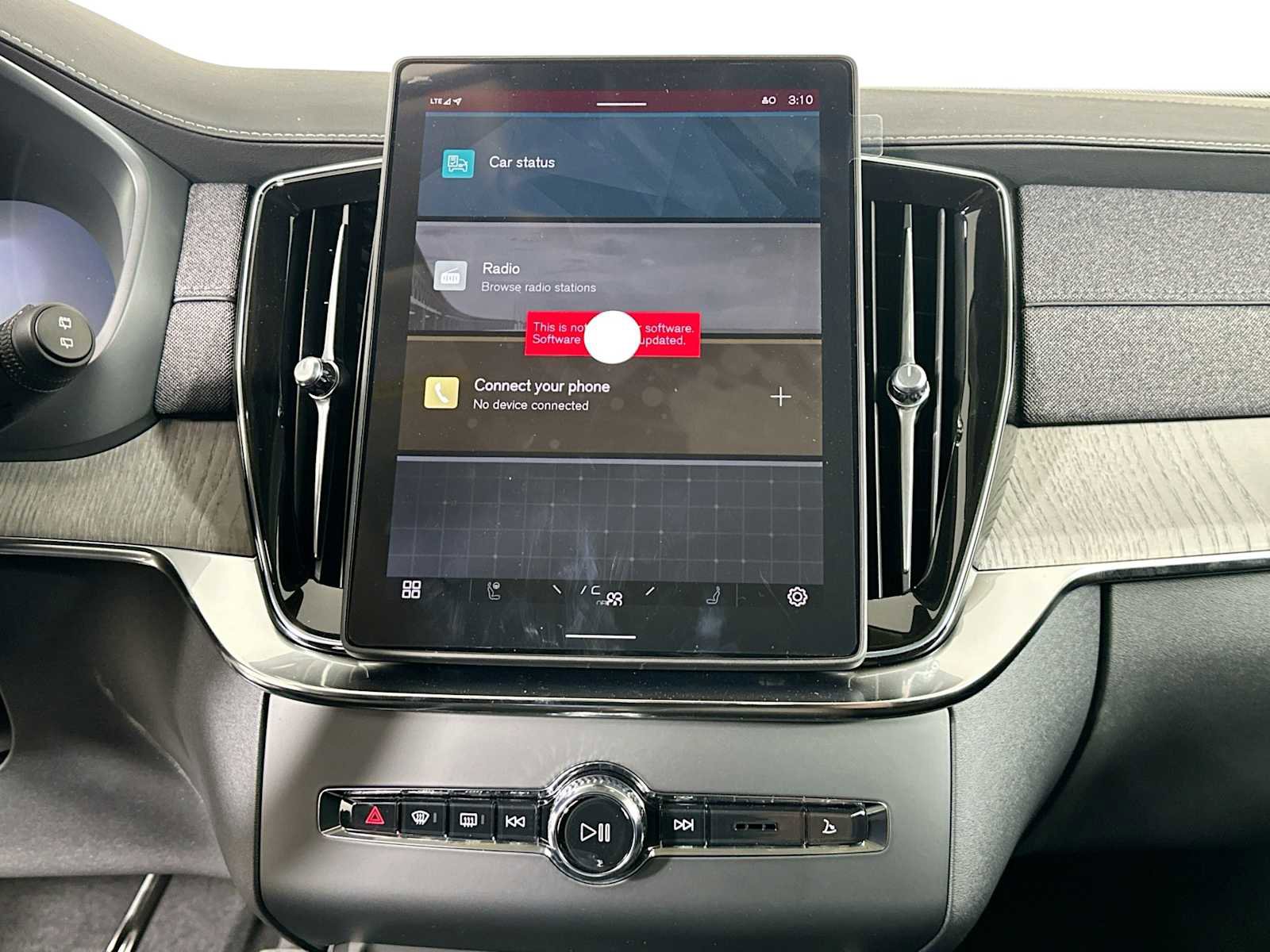 New 2025 Volvo XC90 T8 Plus w/ Protection Package Premier image 13