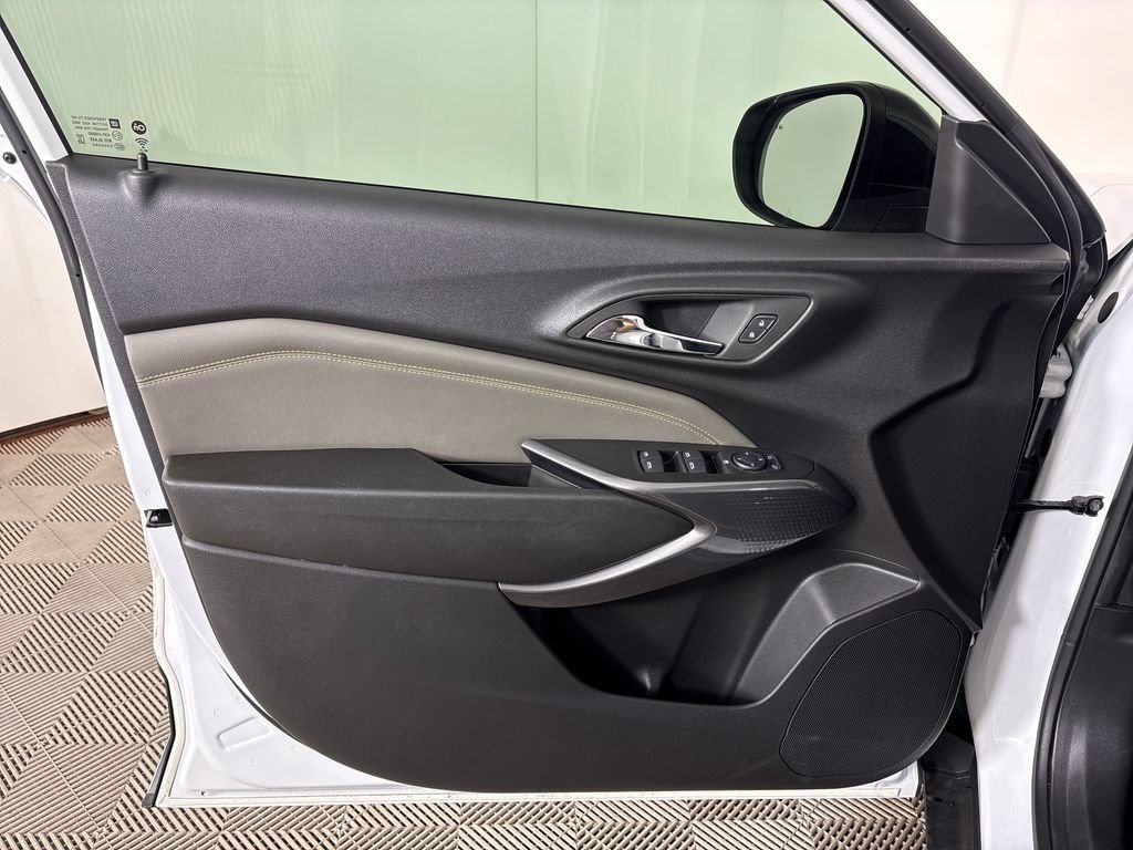 Used 2024 Chevrolet Trax ACTIV w/ Sunroof Package FWD image 16