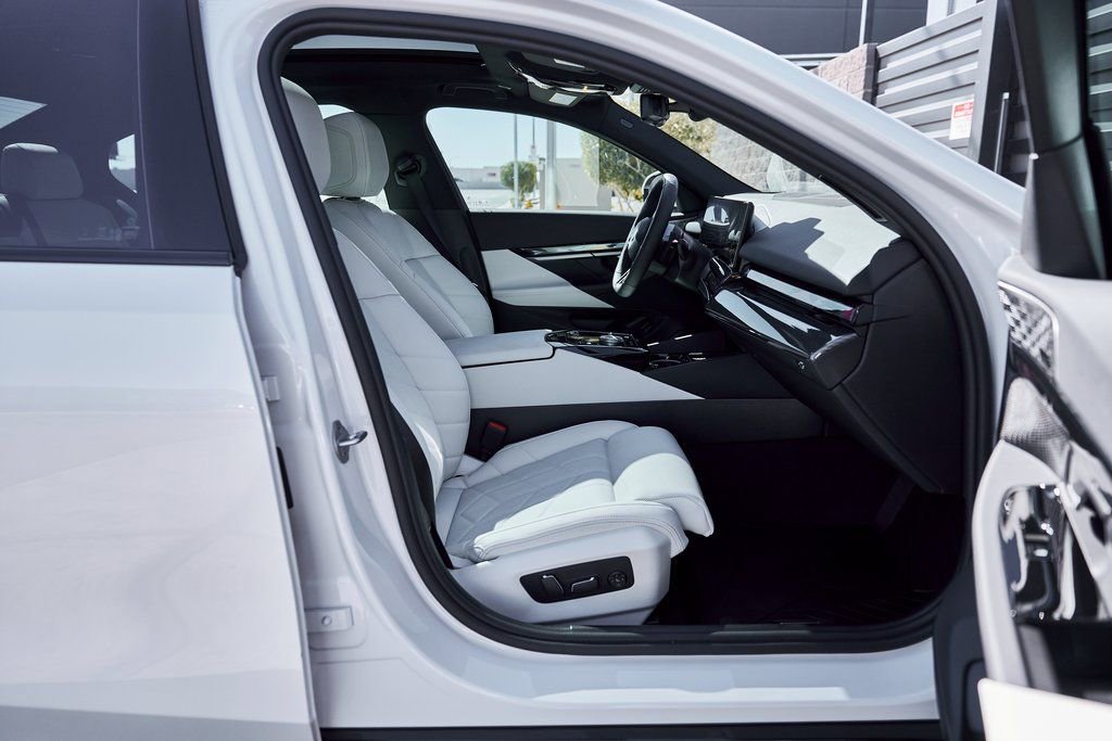 Used 2026 BMW 550e xDrive image 23