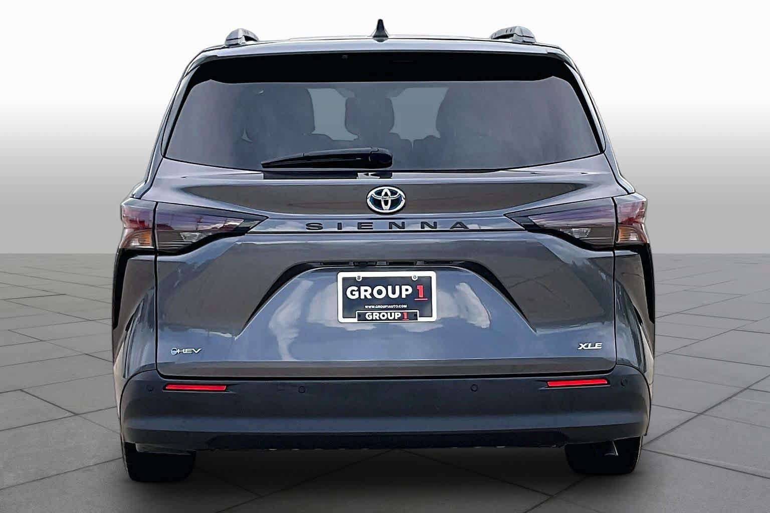 Used 2025 Toyota Sienna XLE FWD image 5