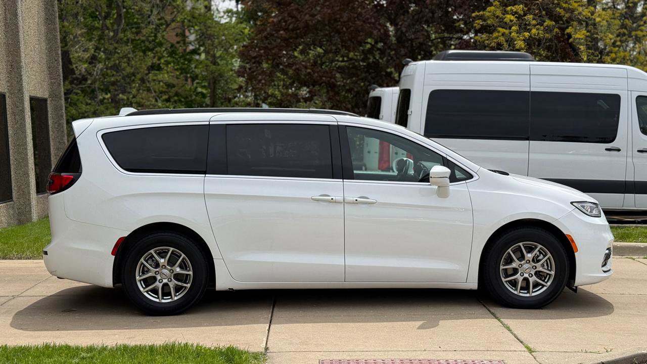 Used 2022 Chrysler Pacifica Touring FWD image 8