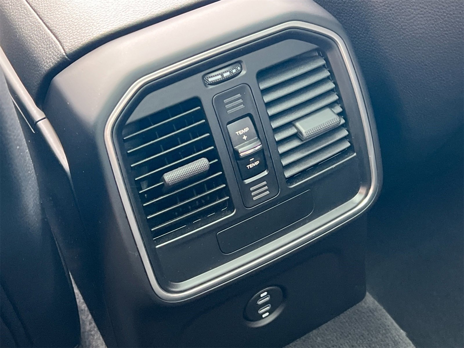 Used 2025 Porsche Macan image 15