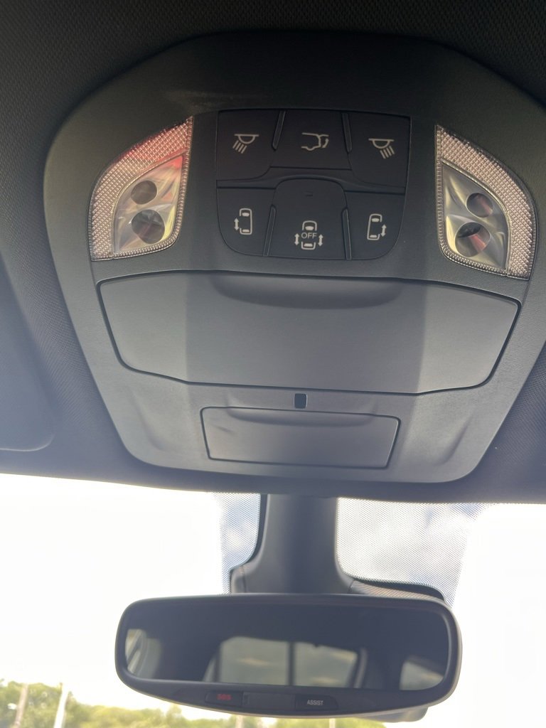 Used 2025 Chrysler Pacifica Select image 28