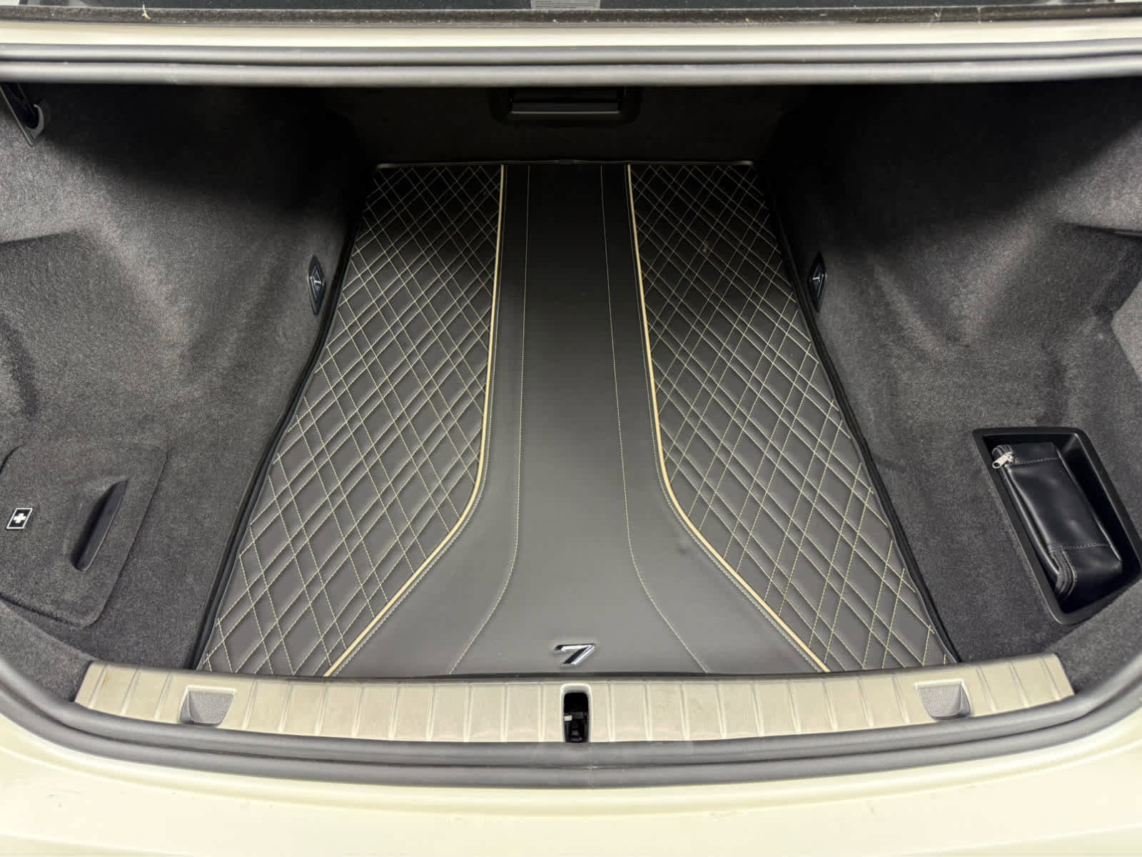 Certified 2022 BMW ALPINA B7 xDrive w/ Luxury Rear Seating Package image 16