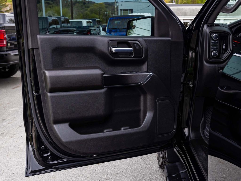 Used 2025 Chevrolet Silverado 1500 Custom Trail Boss w/ Midnight Edition AWD/4WD image 11