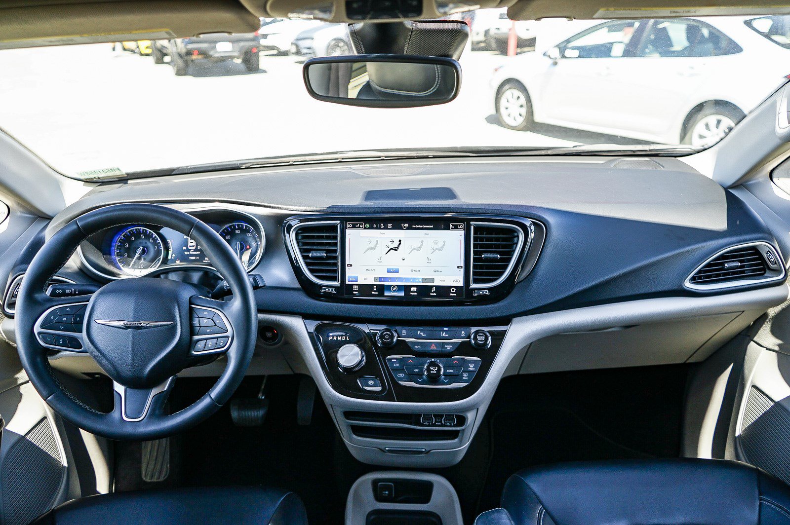 Used 2023 Chrysler Pacifica Touring-L FWD image 12