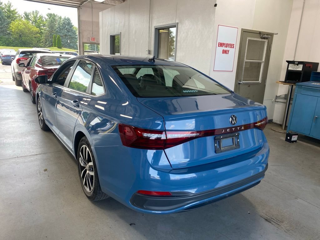 Used 2025 Volkswagen Jetta SE FWD image 3