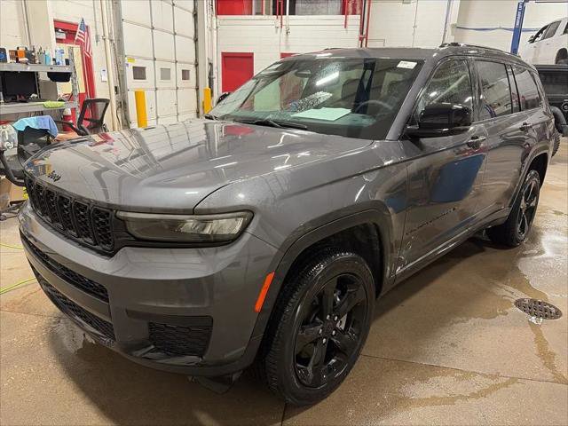 Certified 2024 Jeep Grand Cherokee L Altitude AWD/4WD image 3