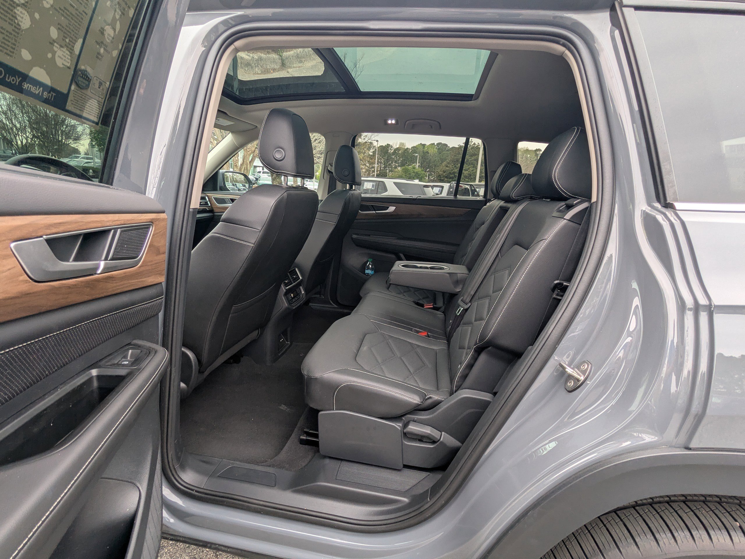 Used 2025 Volkswagen Atlas SE image 11