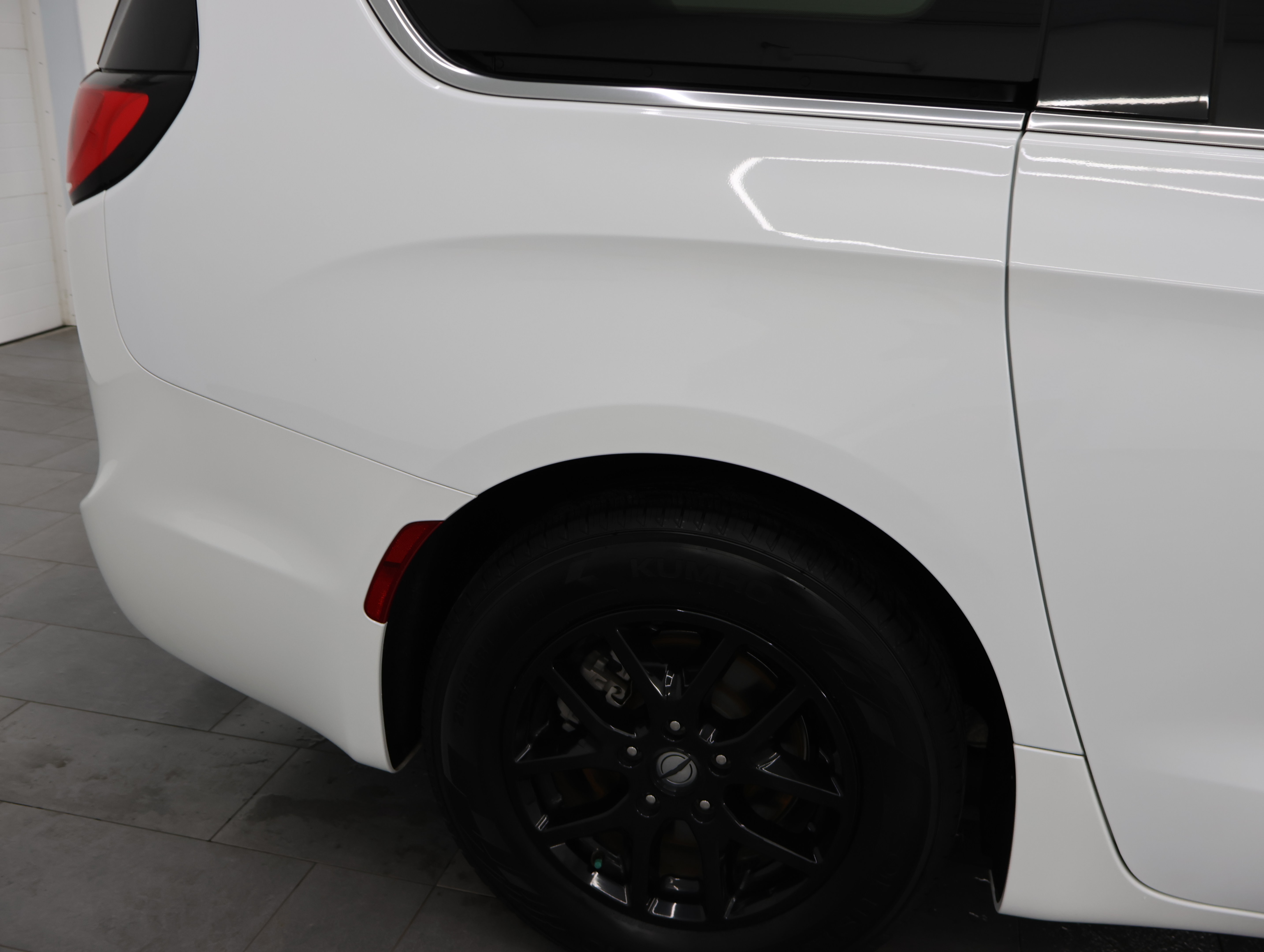 Used 2024 Chrysler Pacifica Touring-L FWD image 25