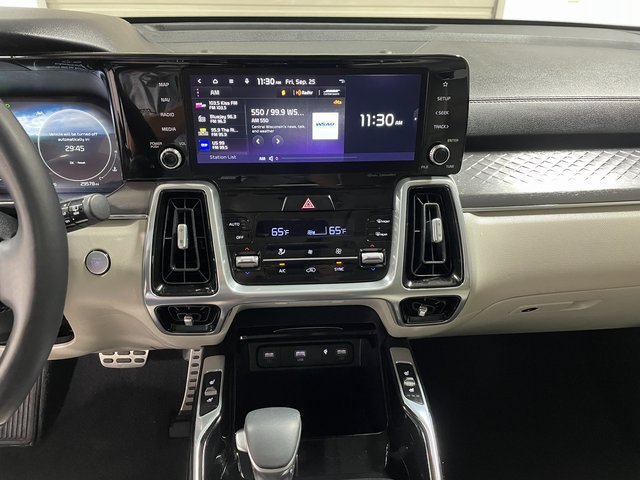 Used 2023 Kia Sorento SX AWD/4WD image 16