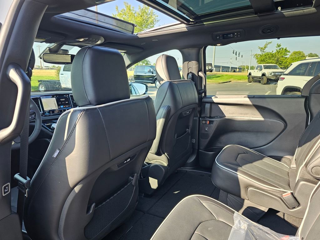 New 2026 Chrysler Pacifica Limited image 29