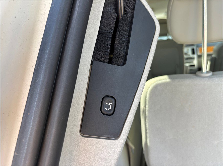 Used 2010 Chrysler Town & Country Limited image 44