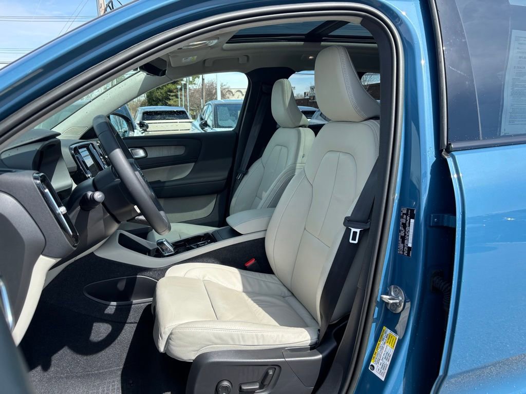 Certified 2023 Volvo XC40 B5 Plus w/ Driver Assist Package image 17