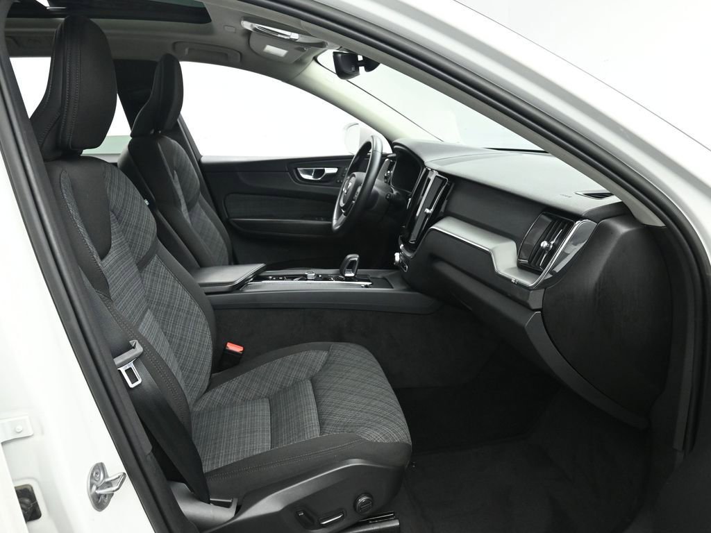 Used 2023 Volvo XC60 B5 Core image 22