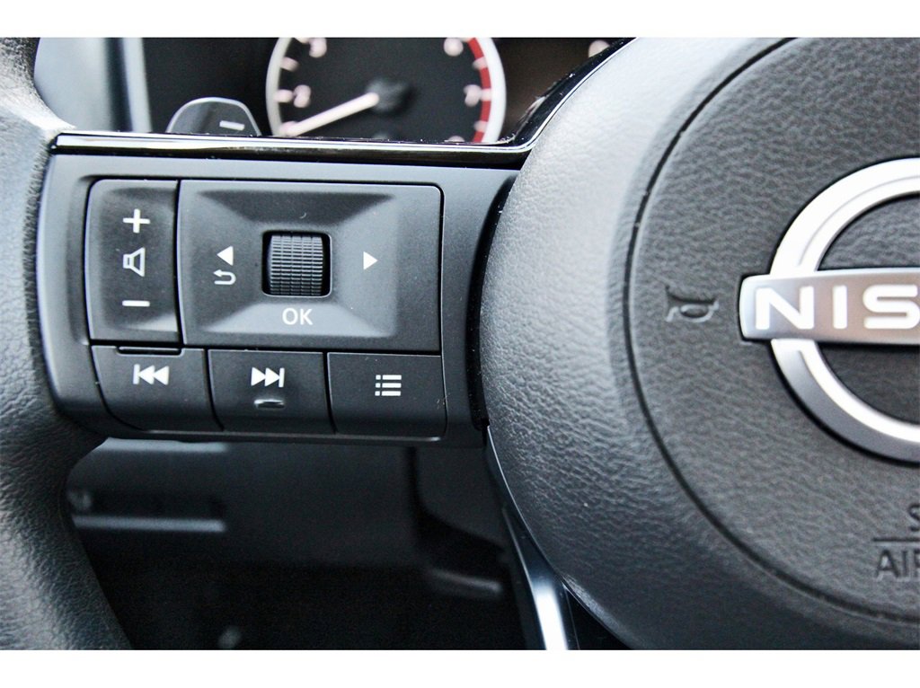 Used 2023 Nissan Rogue SV image 11