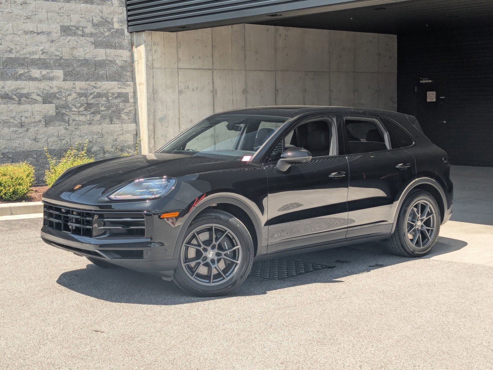 Used 2025 Porsche Cayenne image 1