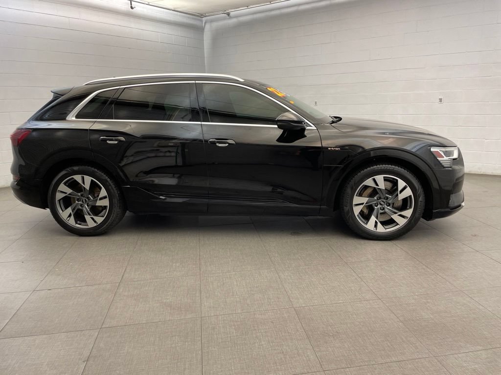 Used 2022 Audi e-tron Premium AWD/4WD image 4