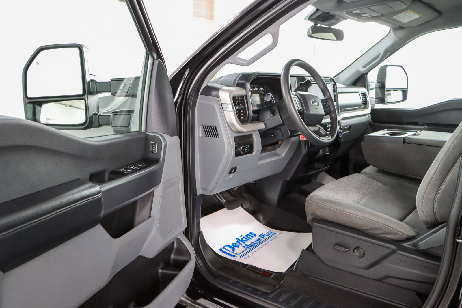 Used 2023 Ford F350 XLT AWD/4WD image 3