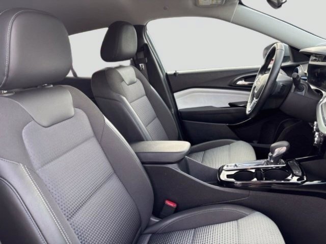 Used 2025 Chevrolet Trax LT w/ LT Convenience Package FWD image 14