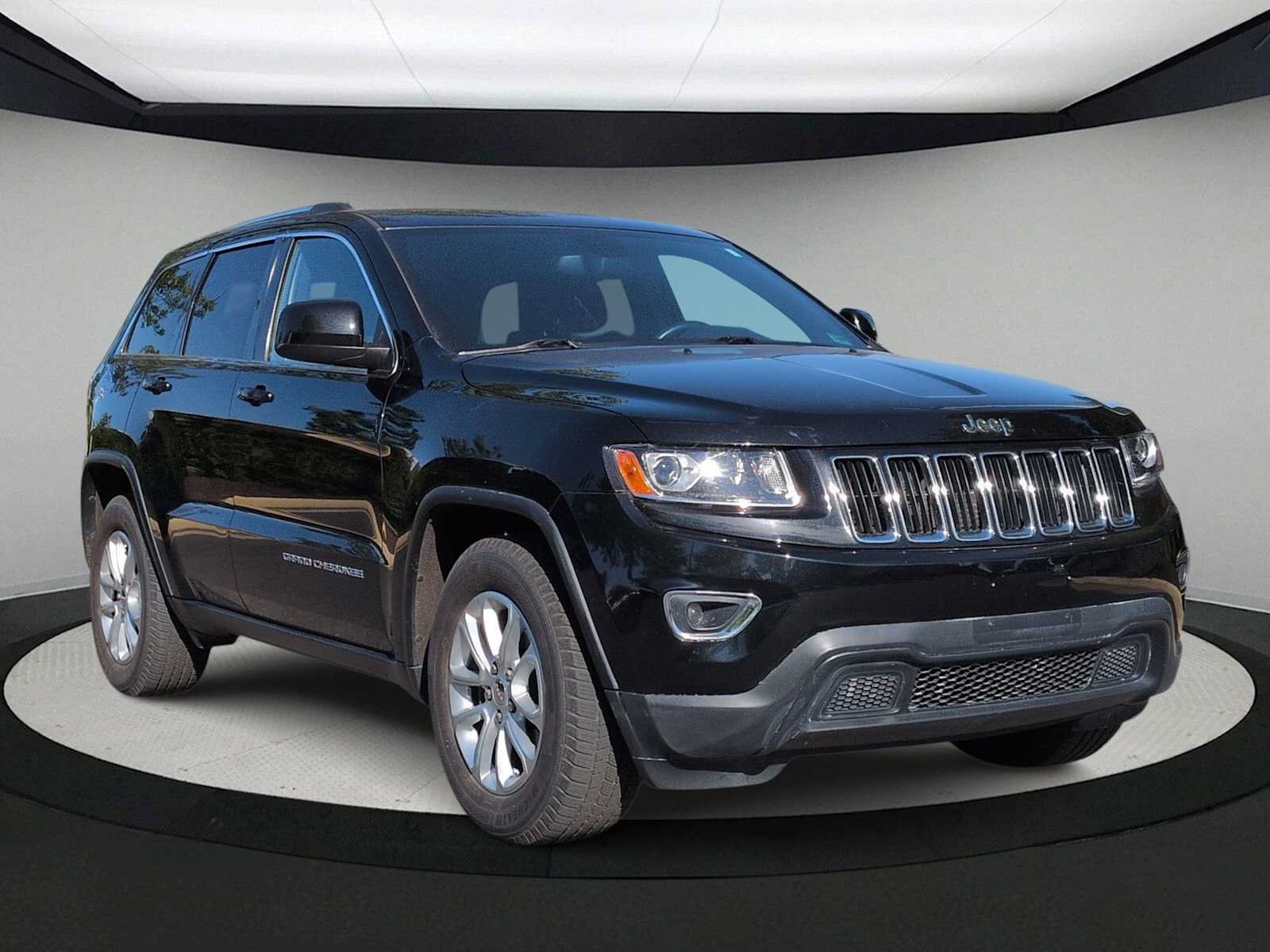 Used 2014 Jeep Grand Cherokee Laredo w/ 18" Wheel & 8.4" Radio Group RWD image 2