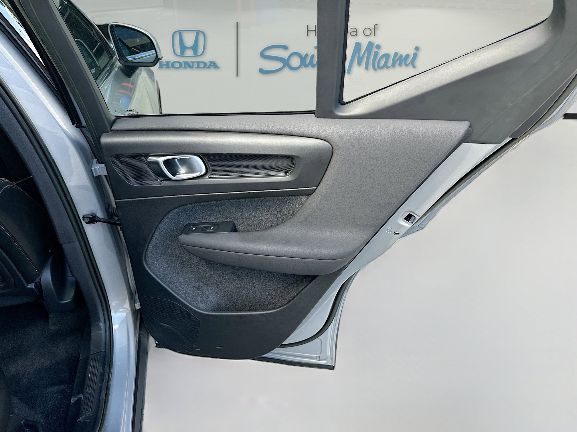 Used 2023 Volvo XC40 B5 Ultimate w/ Protection Package Premier image 31