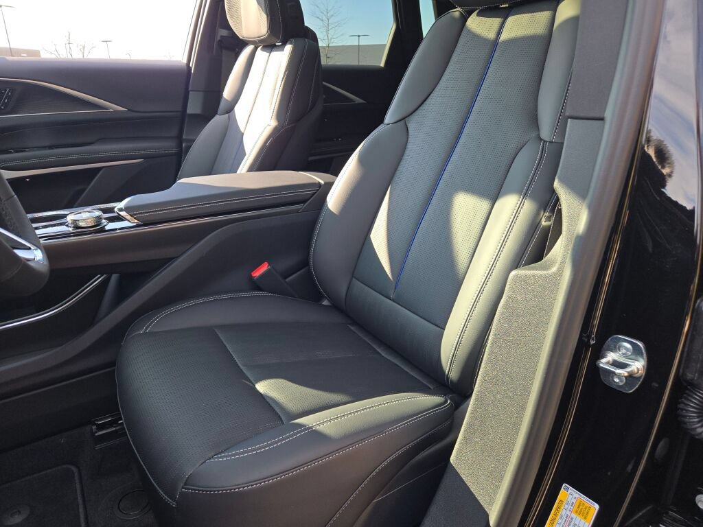 New 2026 Cadillac Lyriq Signature Sport AWD/4WD image 22