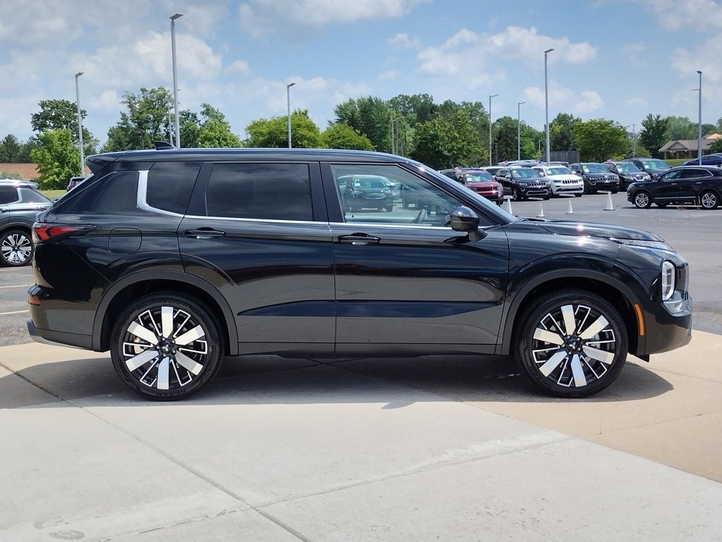 New 2025 Mitsubishi Outlander SE image 15