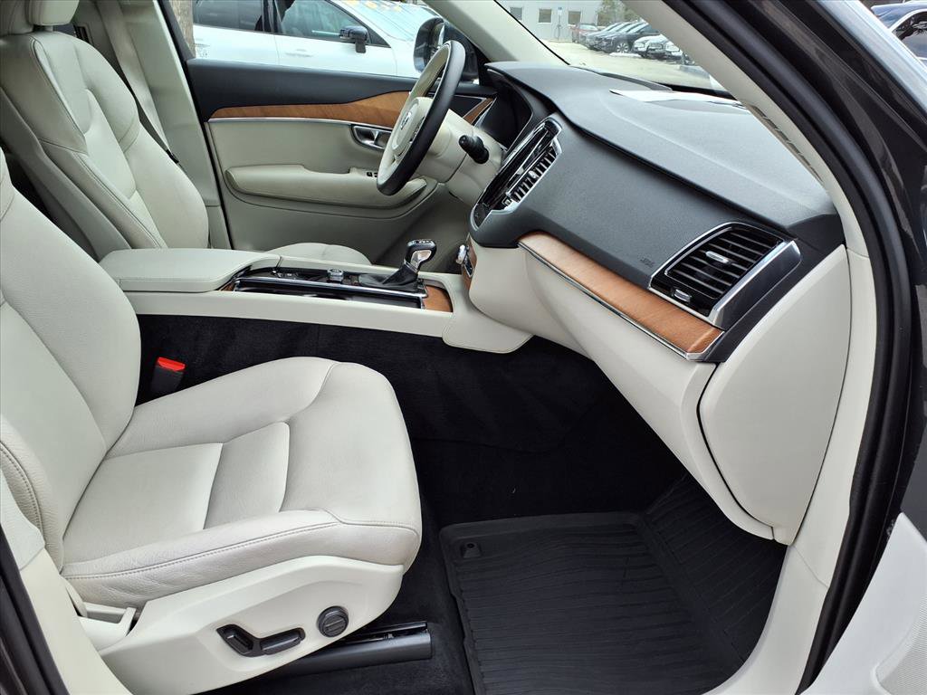 Used 2022 Volvo XC90 T6 Momentum w/ Advanced Package image 11
