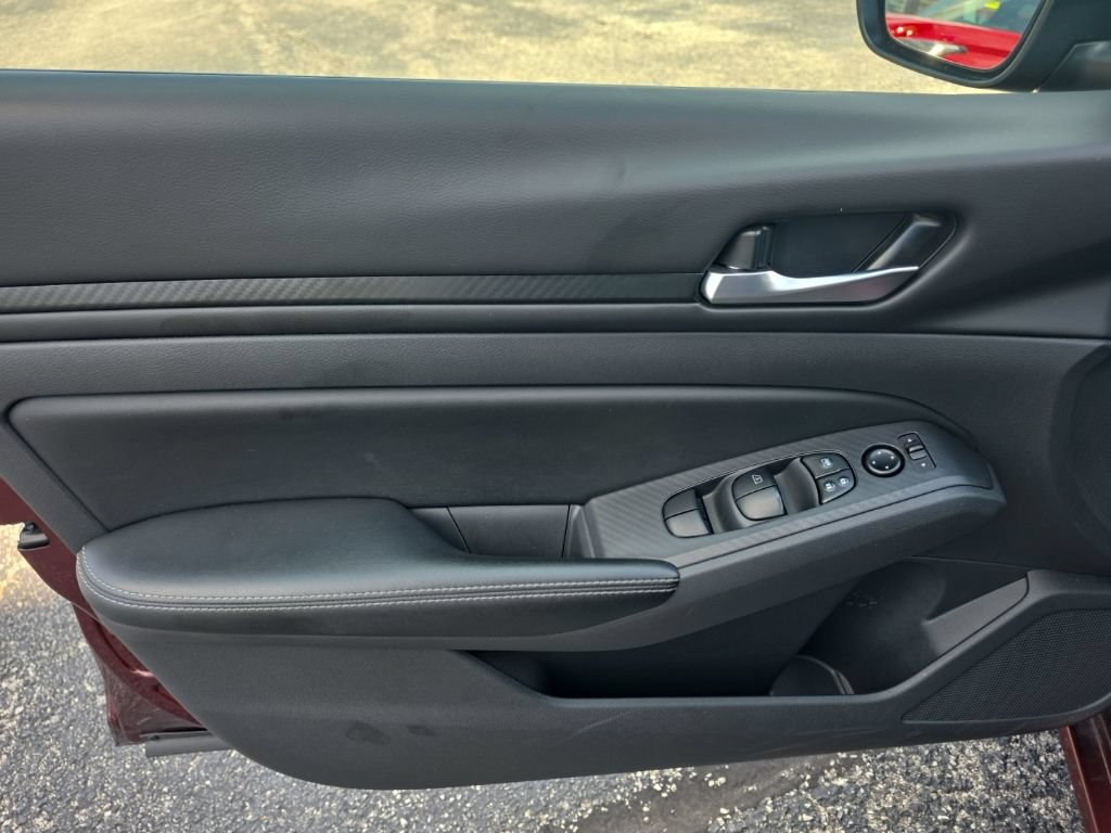 Used 2025 Nissan Altima 2.5 SV FWD image 14