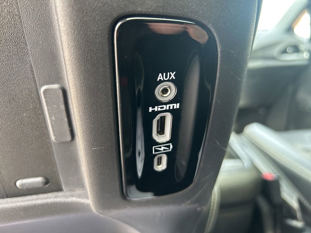 Used 2023 Chrysler Pacifica Limited w/ Uconnect Theater Family Group FWD image 14