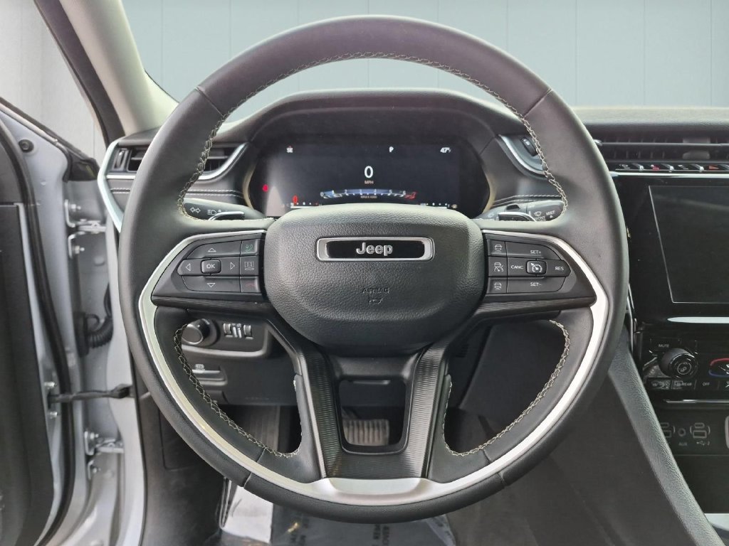 Used 2024 Jeep Grand Cherokee Laredo AWD/4WD image 18