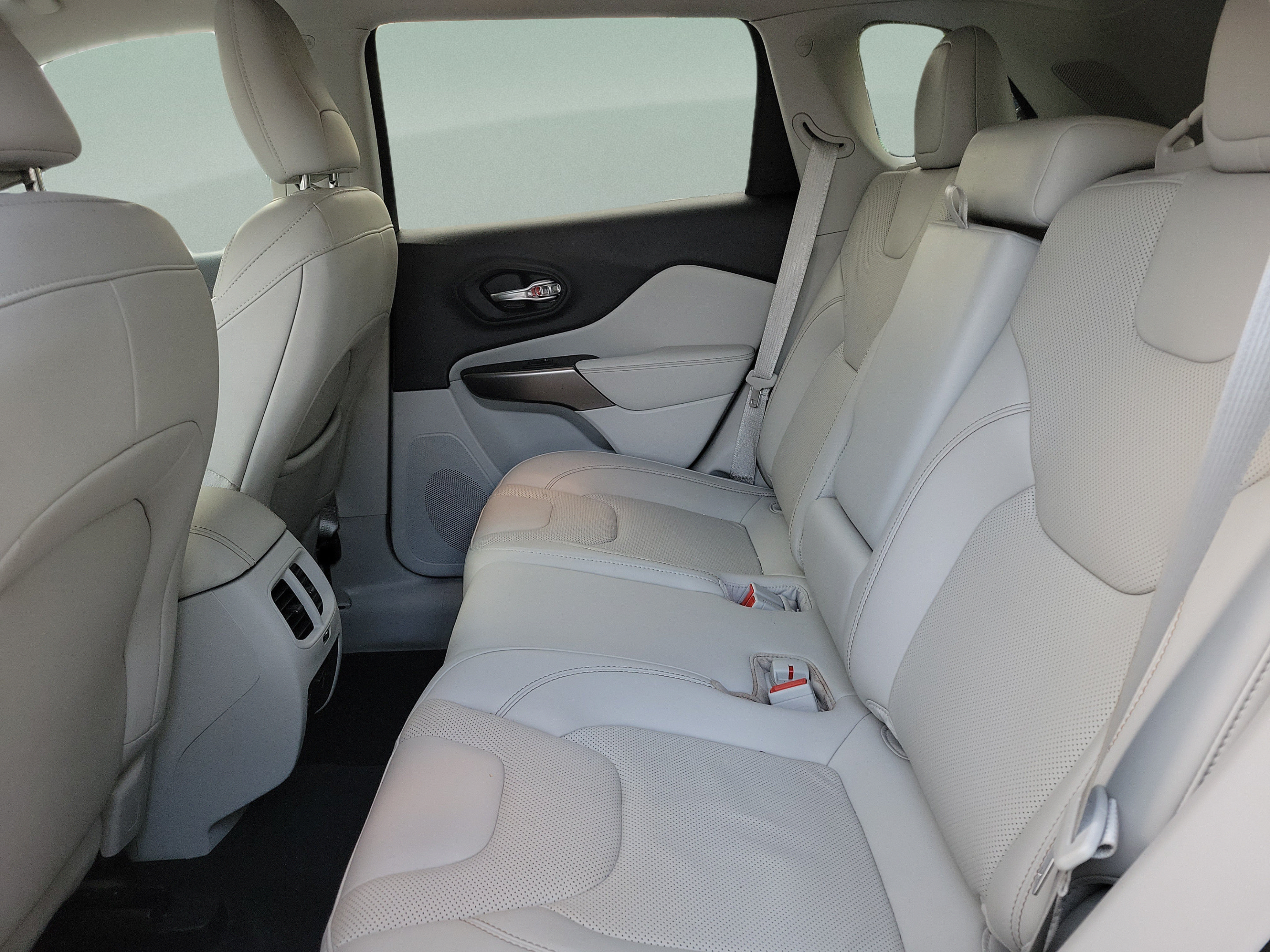 Certified 2022 Jeep Cherokee Latitude Lux w/ Sun & Sound Group FWD image 6