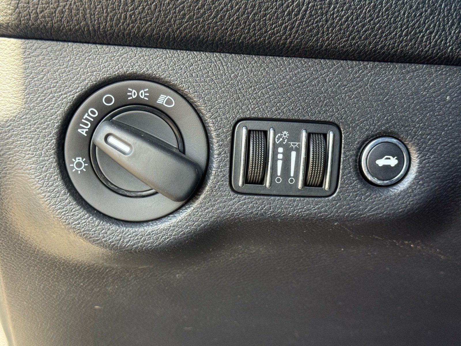 Used 2016 Dodge Challenger SXT RWD image 19