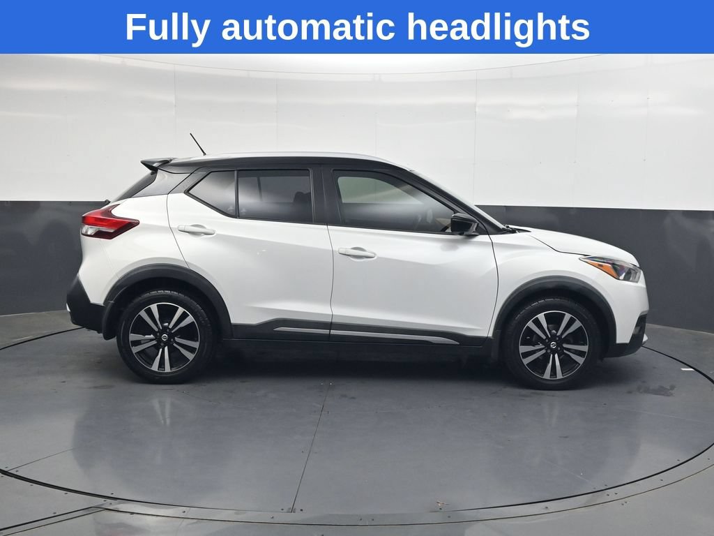 Used 2018 Nissan Kicks SR w/ Premium Package FWD image 3