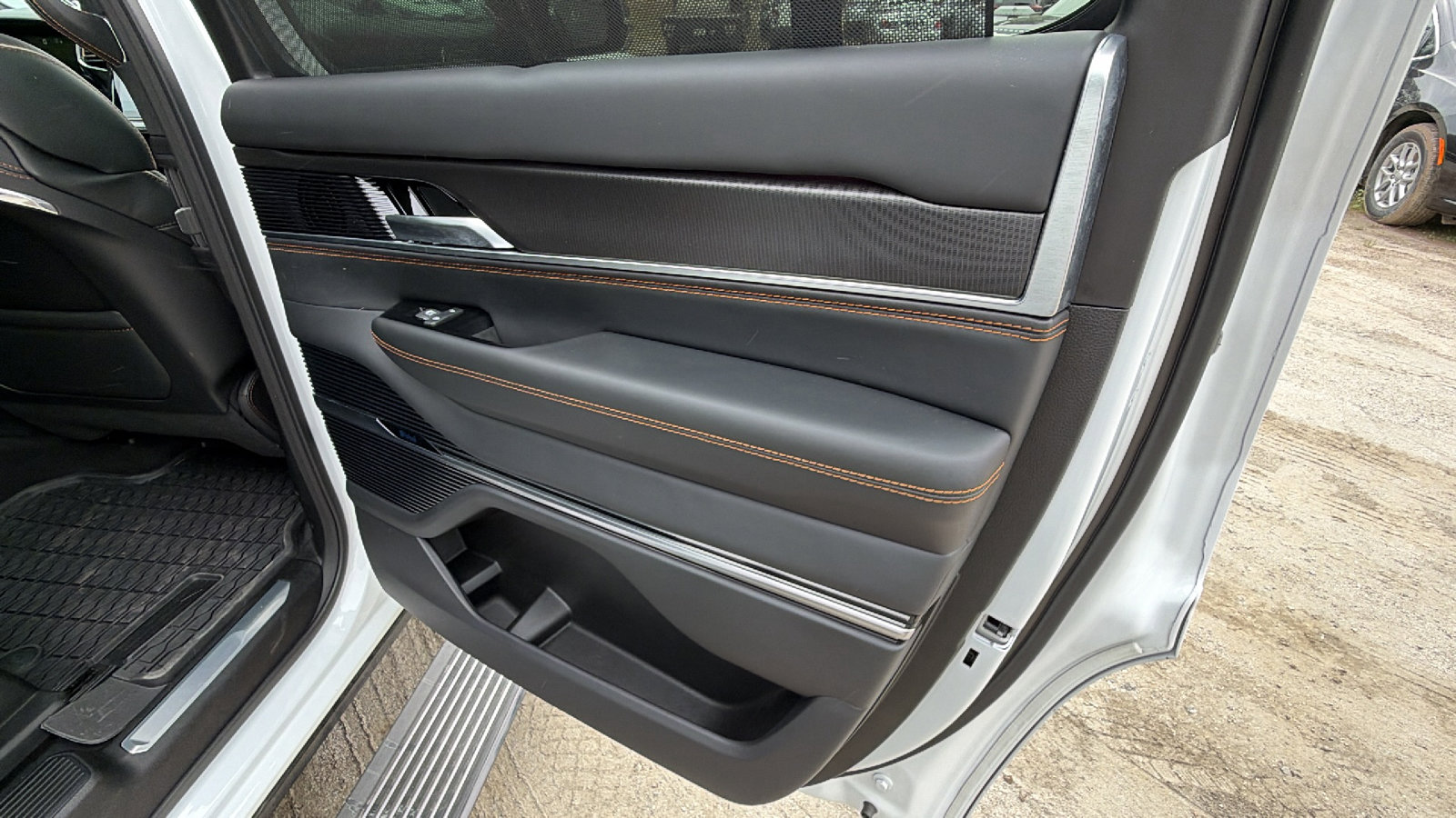 Used 2025 Jeep Grand Wagoneer Series III w/ Rear Seat Video Group 1 AWD/4WD image 21