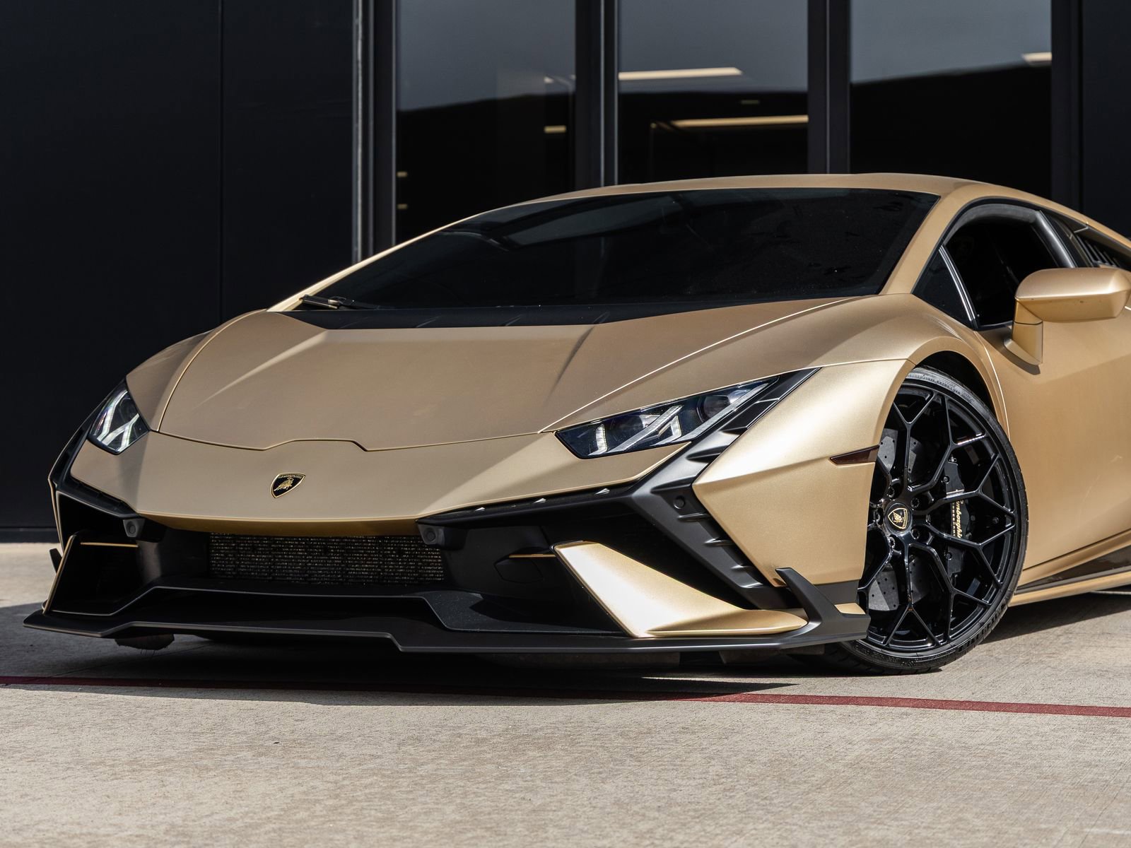Used 2023 Lamborghini Huracan Tecnica RWD image 3