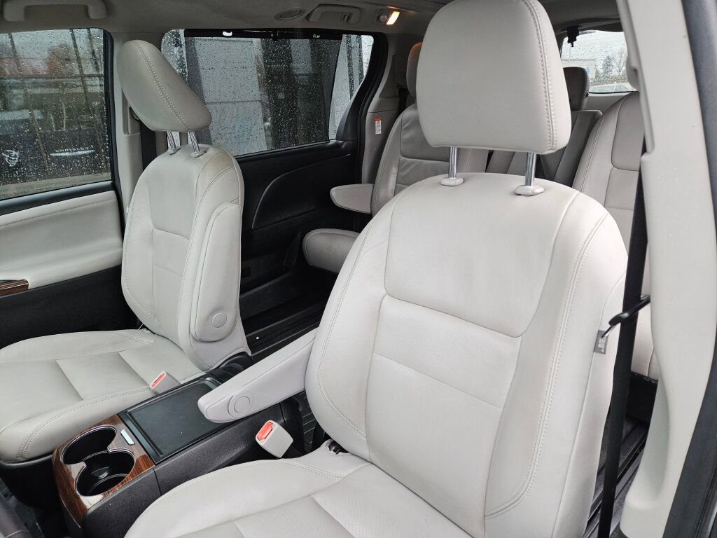 Used 2018 Toyota Sienna Limited image 15