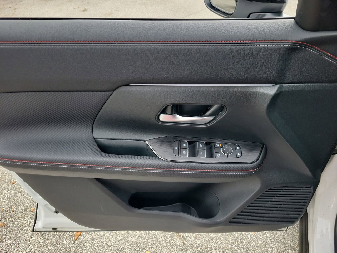 Used 2025 Nissan Kicks SR image 13