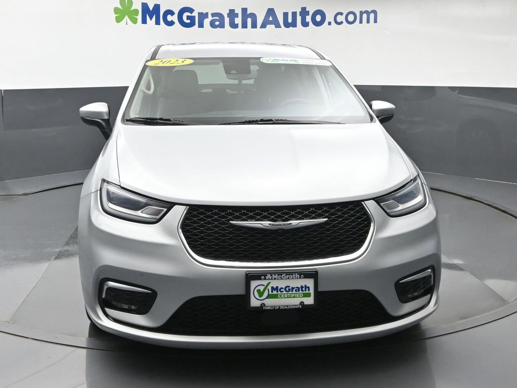 Used 2023 Chrysler Pacifica Touring-L FWD image 4