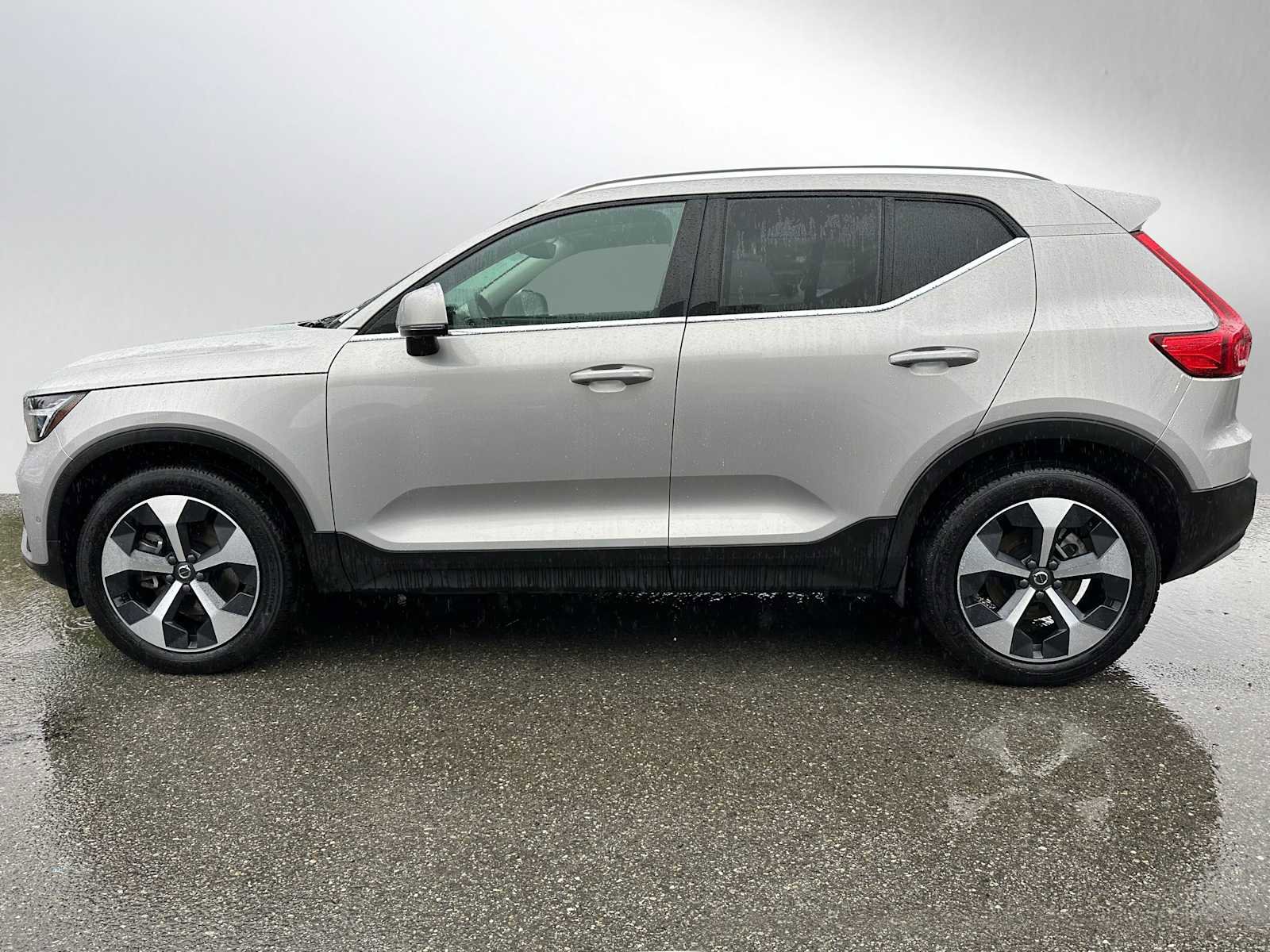 Certified 2025 Volvo XC40 B5 Plus AWD/4WD image 7